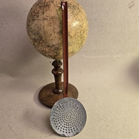 emaljeret-hulske-brunt-skaft-grå-flade-retro-svensk-køkkenredskab